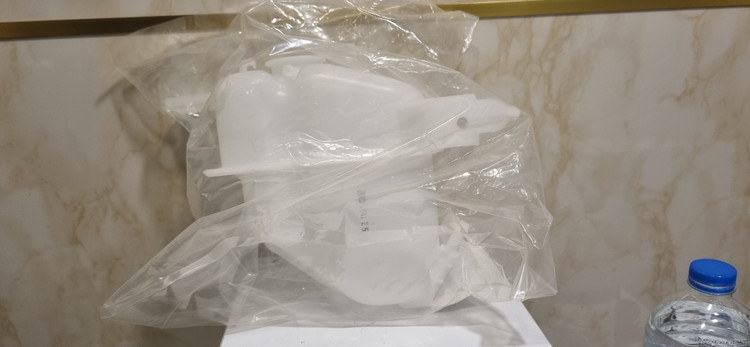 مخزن آب رادیاتور منبع ( قمقمه ) آب رادیاتور آزرا